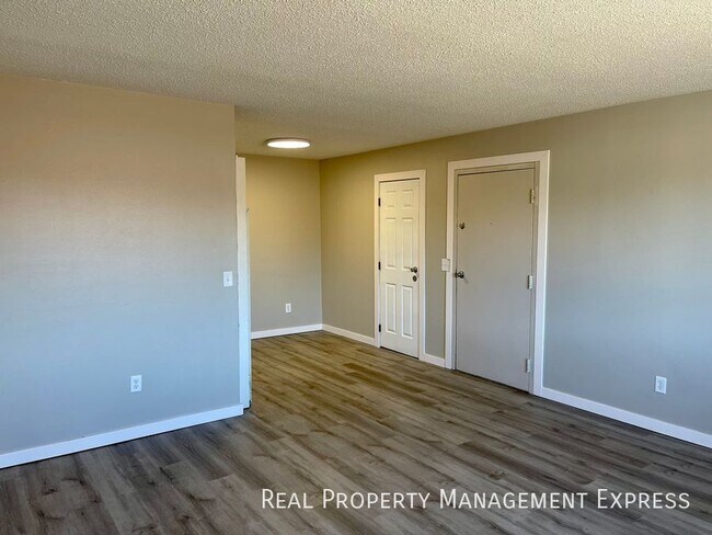 Building Photo - Newly Renovated 2 Bedroom Apartment