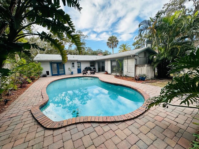 Building Photo - Private Pool 2 Bedroom/2 Bathroom - Close ...