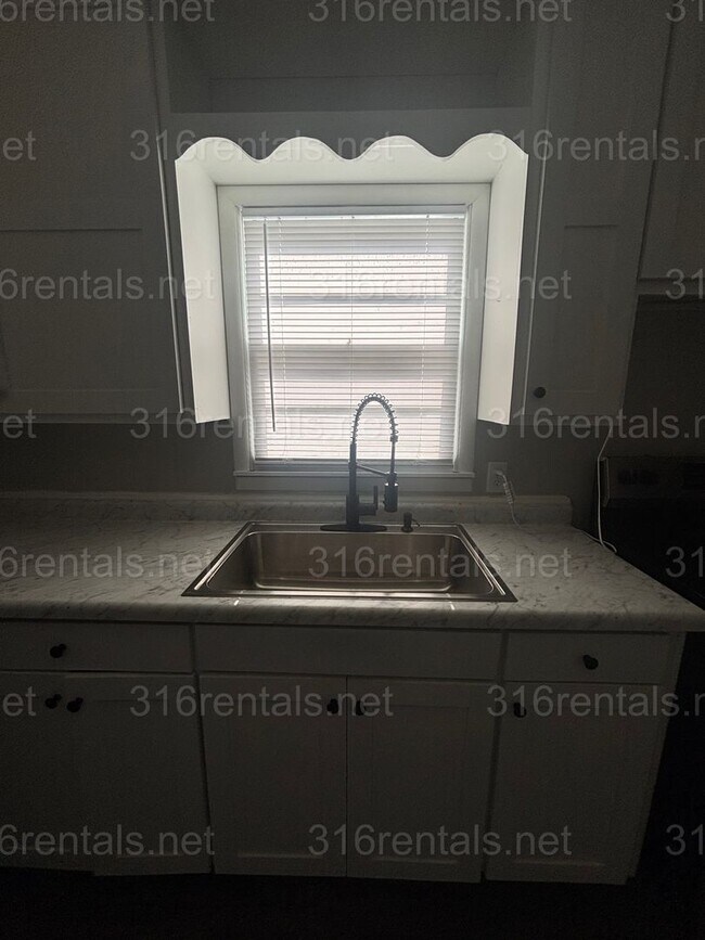 Foto del edificio - One bed one bath available now!