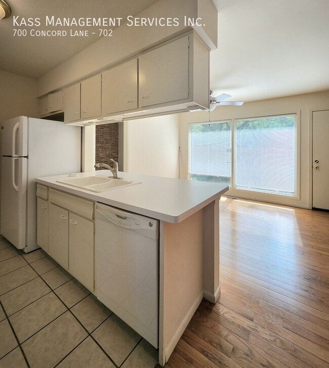 Building Photo - 700 Concord Ln