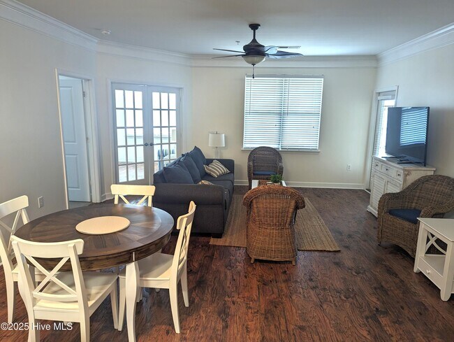 Building Photo - 395 S Crow Creek Dr