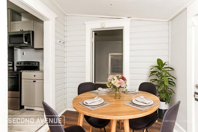 Building Photo - 1417 W 6th St