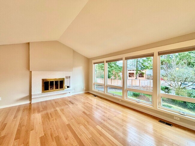 Foto del edificio - Move in by 11/10/2025 to receive one month of free rent (save $7,495)!