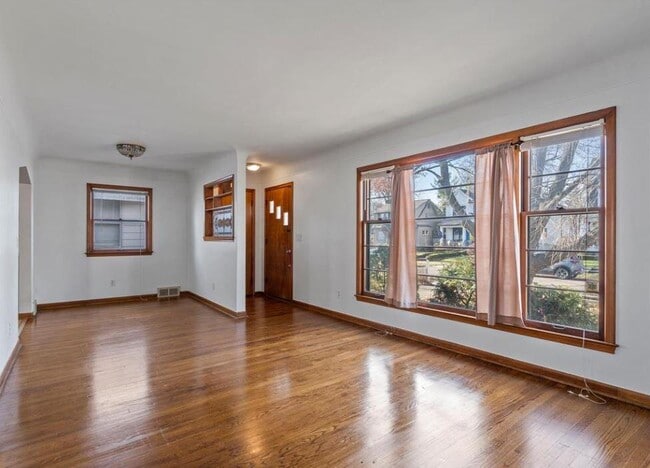 Building Photo - 711 Kayser Ave