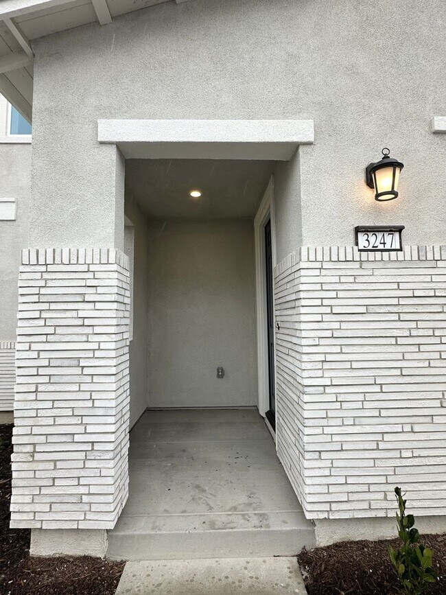 Foto del edificio - Brand-New Modern Home in Ontario – Solar Included!