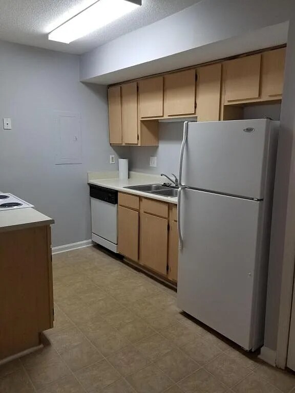 Foto del edificio - 2494 Etiwan Ave