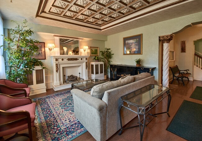 Lobby - 4531 Ashland N Ave