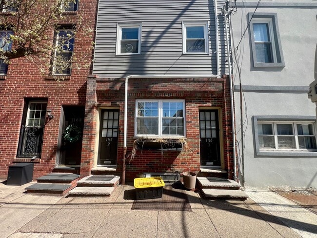 Gorgeous 1-Bedroom Bi-Level Apartment in Passyunk Square! Available NOW! - Gorgeous 1-Bedroom Bi-Level Apartment in Passyunk Square! Available NOW!