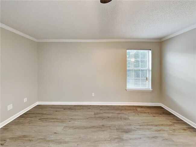 Building Photo - 7089 Oakwood Cir
