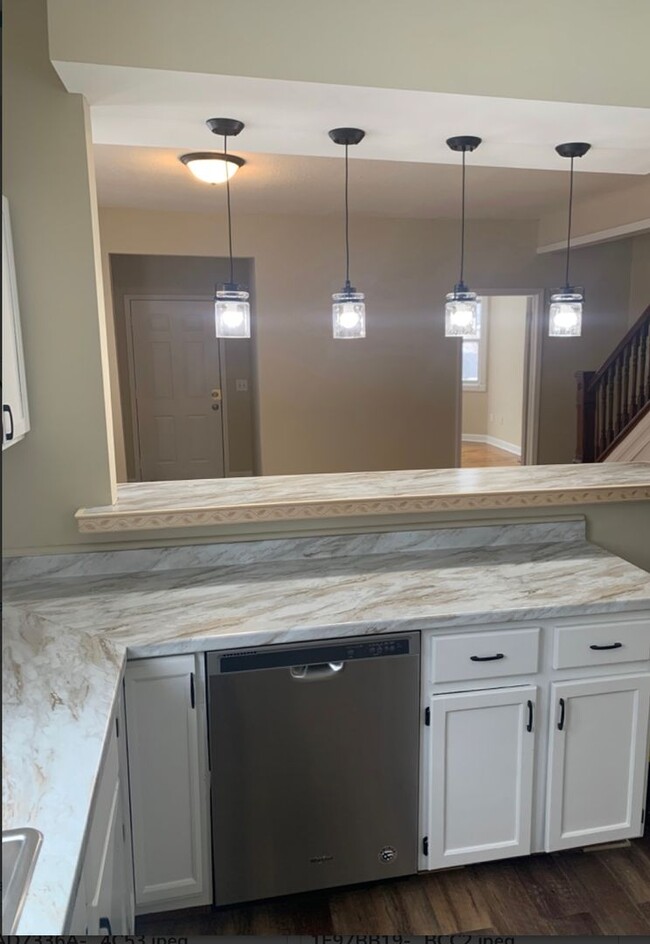 Building Photo - Spacious 4 Bedroom 1.5 Bathroom Townhouse