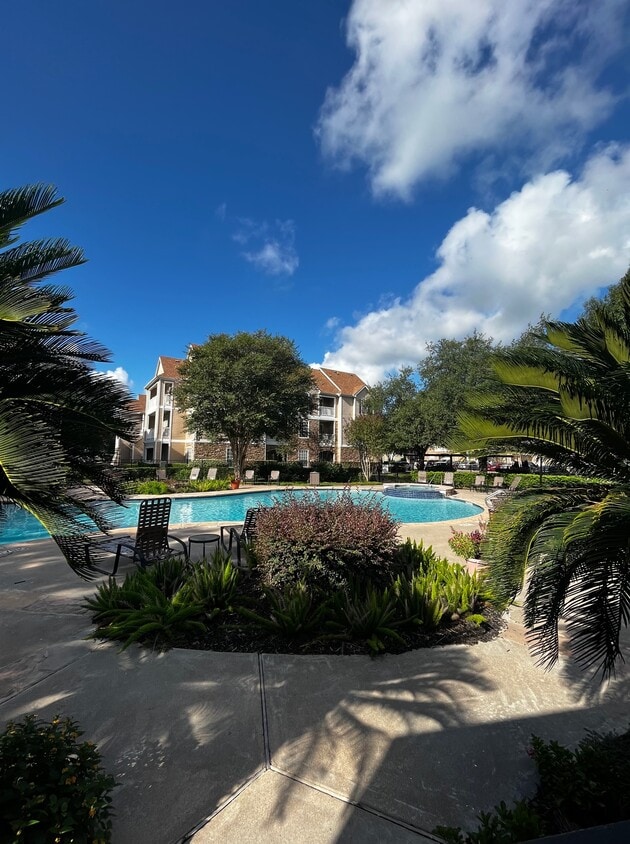 The Lodge at West Oaks Apartments 14913 Richmond Ave Houston, TX