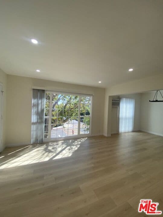 Foto del edificio - 1600 N Martel Ave