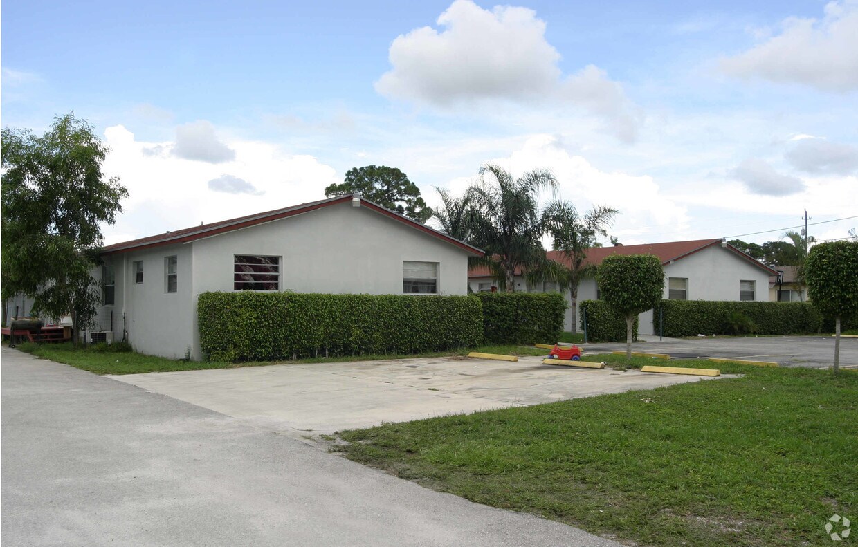 Primary Photo - 4716 Gulfstream Rd