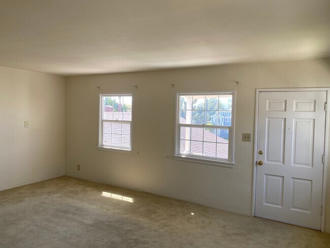 Building Photo - 1009 1/2 W Glenoaks Blvd
