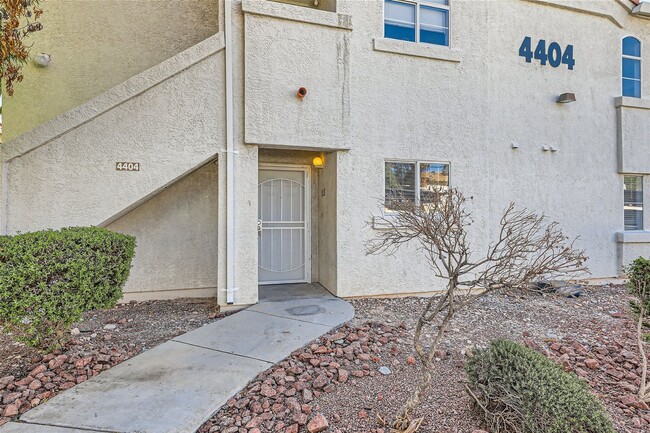Building Photo - Stunning First Floor Condo with 2 Bedrooms...