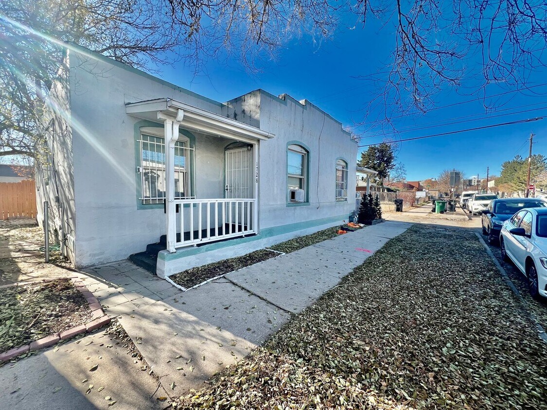 Foto principal - Available Mid June! Charming 2 bedroom 1 b...