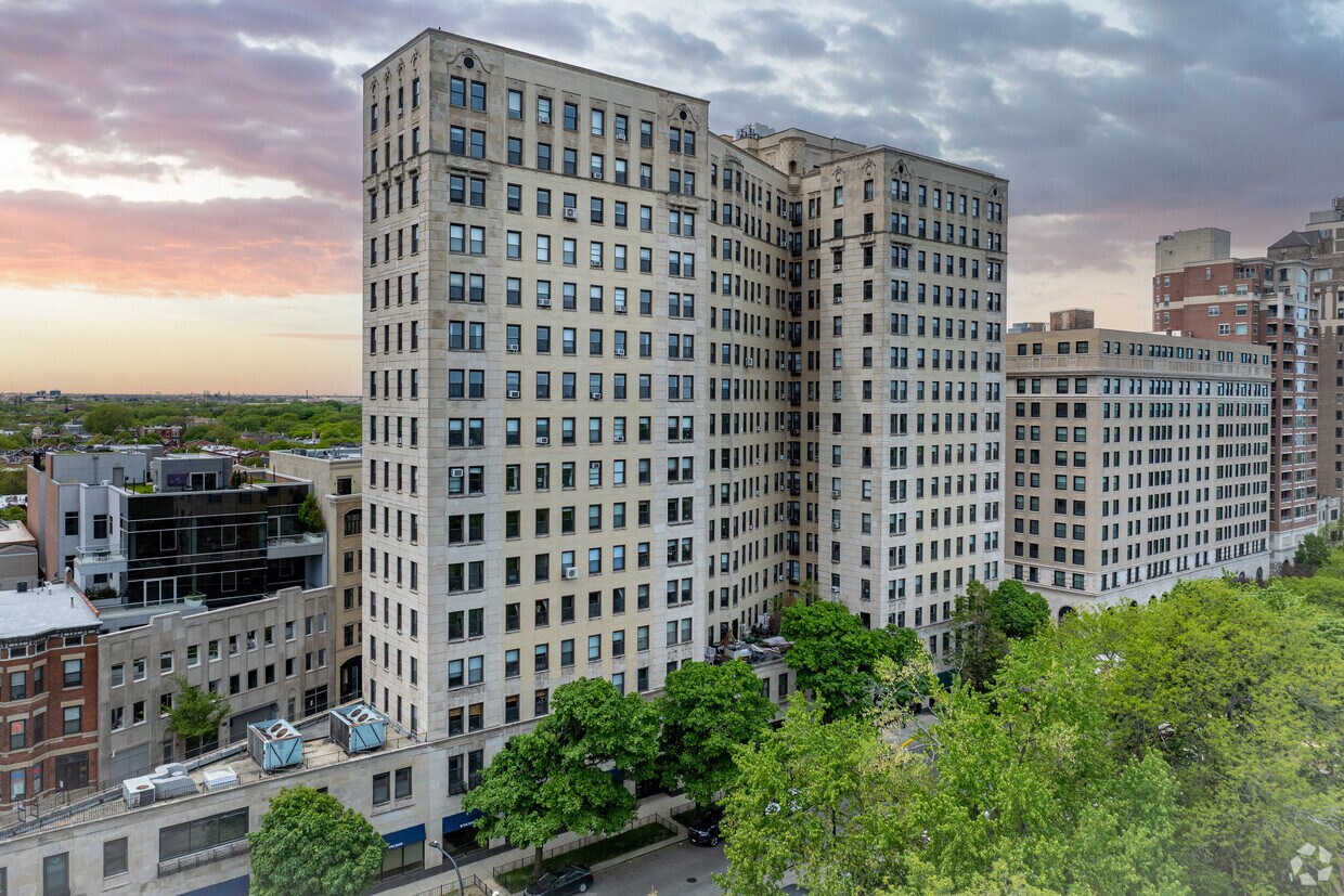 Primario - 2000 N Lincoln Park W
