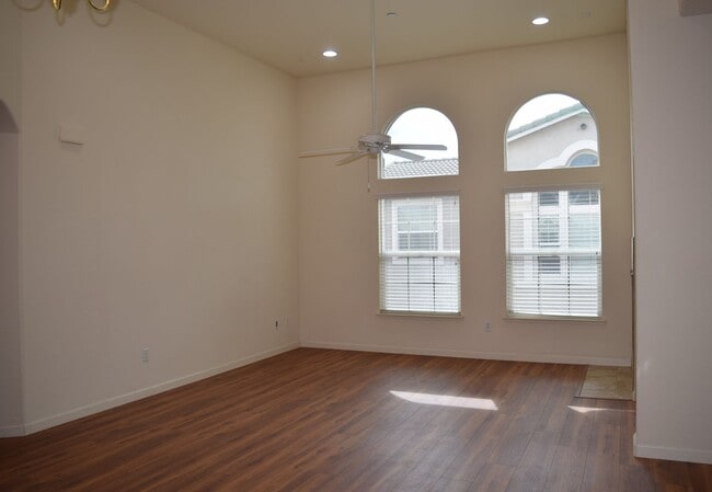 Building Photo - 900 Sierra View Cir