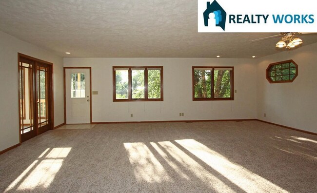 Building Photo - Huge 4 Bed Home!