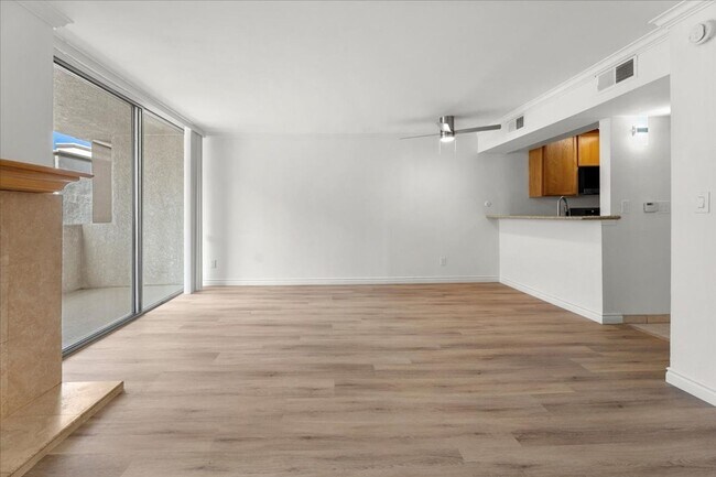 Foto del edificio - Bright Upper Level Encino Condo with Balcony, Fireplace, and Resort-Style Pool