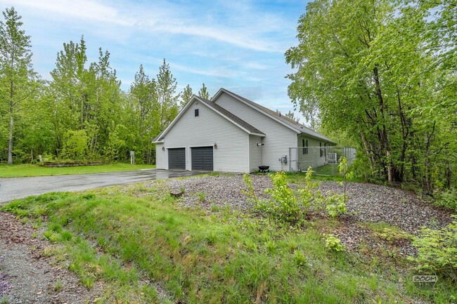 Building Photo - Charming Palmer Home!