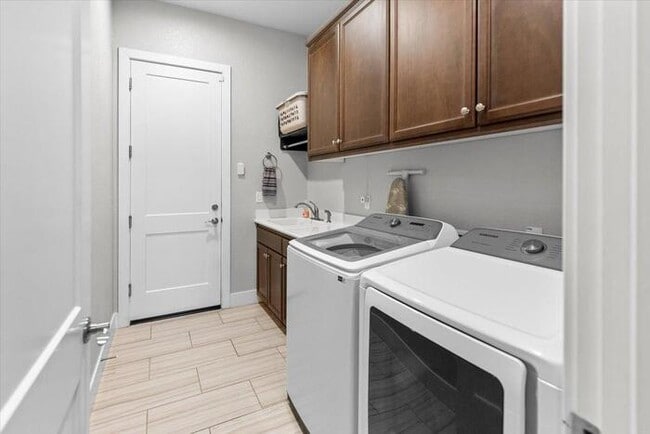 Building Photo - Gorgeous 3 Bedroom 2 Bathroom Manteca Home