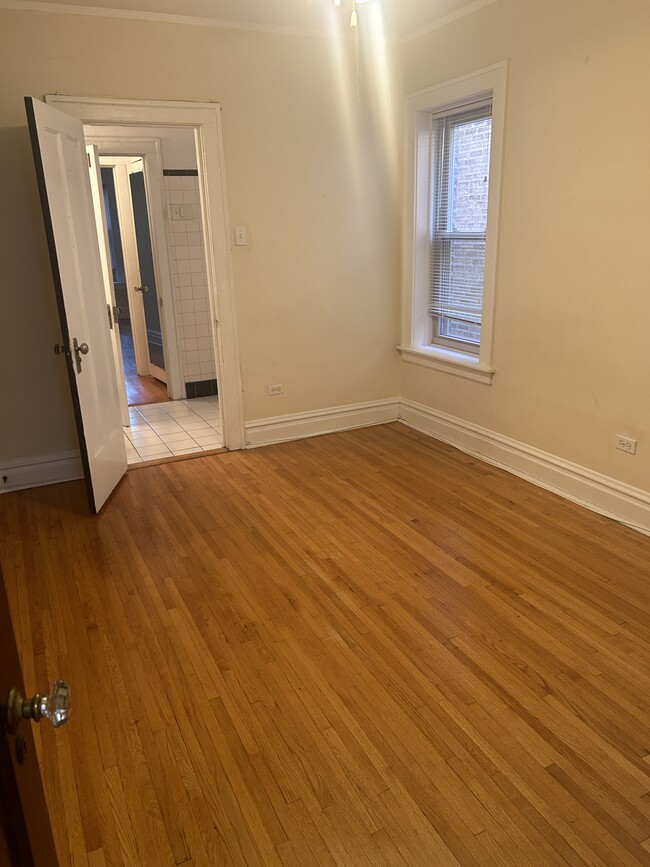 Building Photo - 2025 W Berwyn Ave