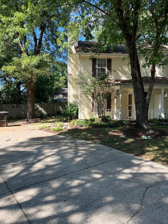 Foto del edificio - 209 Hillside Ct