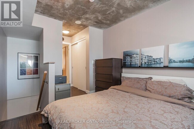 Building Photo - 255 Richmond St E