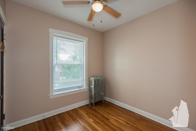 Building Photo - 2 br, 1 bath  - 4857 W Schubert Ave 1st Floor