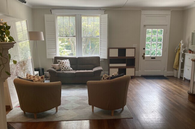 Foto del edificio - 2218 Cathedral Ave NW