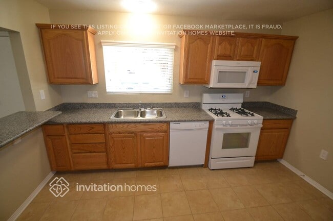Building Photo - 810 E Silva St