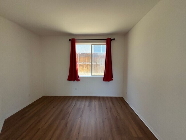 Foto del edificio - Welcome to this beautiful, light-filled ho...
