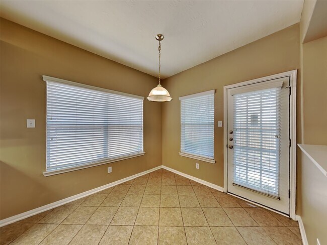 Foto del edificio - 3523 Pine Valley Dr
