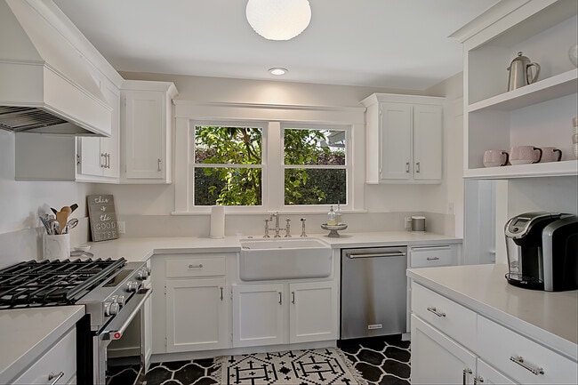 Building Photo - 1935 Bath St