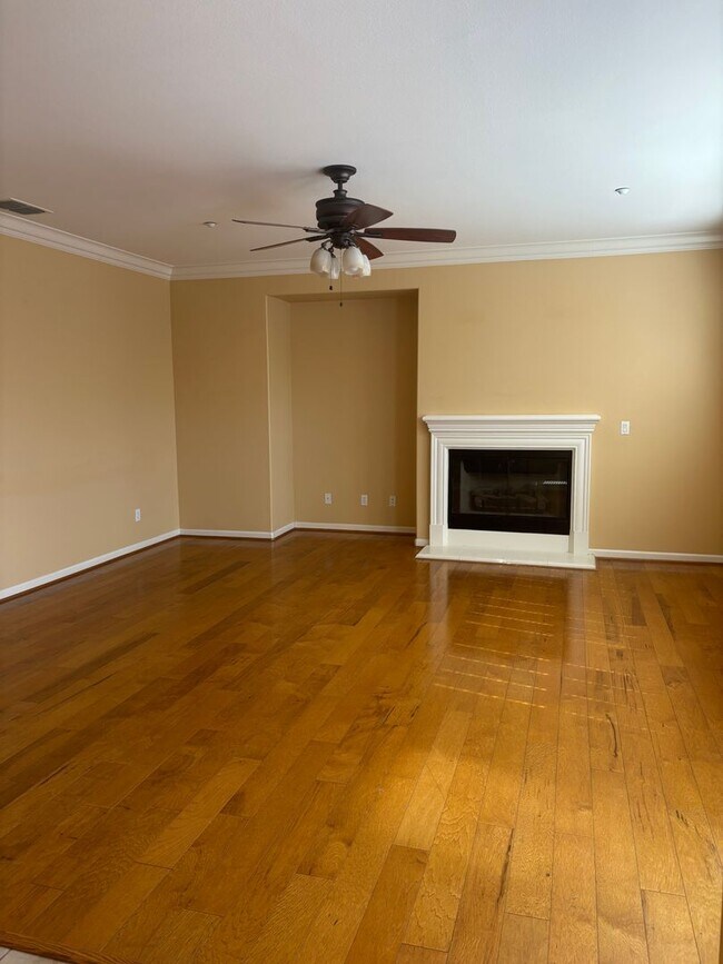 Foto del edificio - Stunning 5-Bedroom, 4-Bath Home in Prime B...