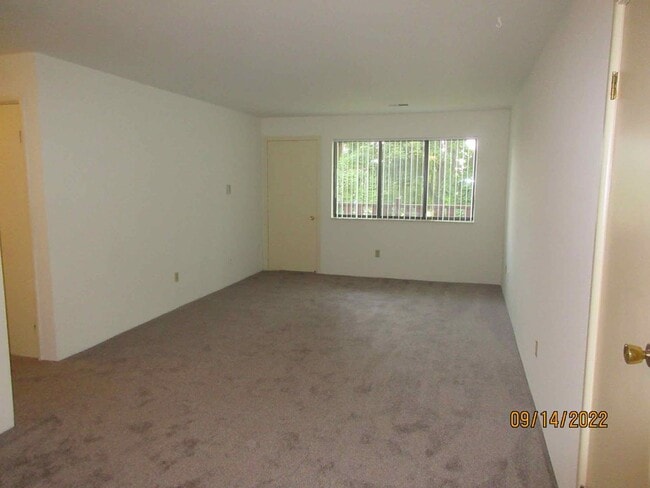 Building Photo - Available October 2025 Remodeled 2 Bedroom...
