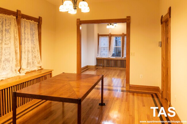 Foto del edificio - 2431 N Artesian Ave