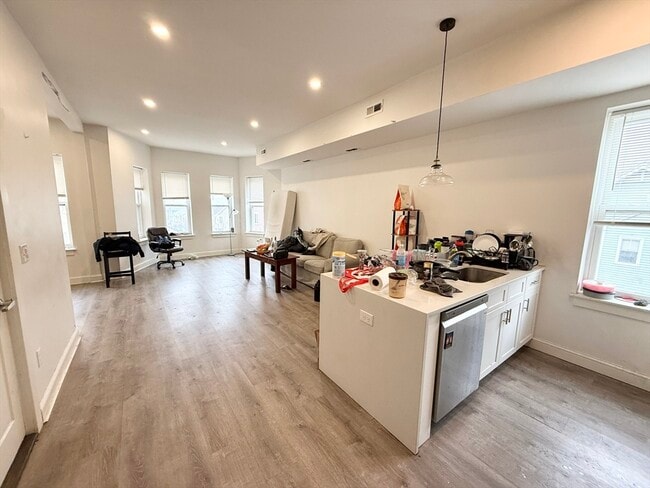 Foto del edificio - 301-305-305 Dudley St