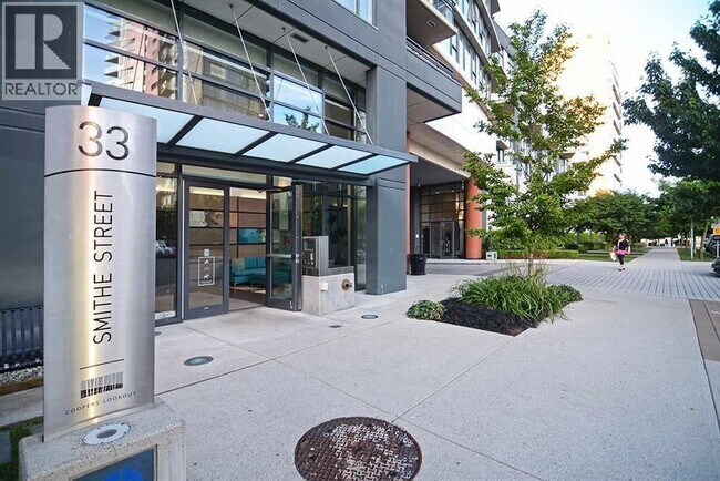 Building Photo - 33-833 Smithe St