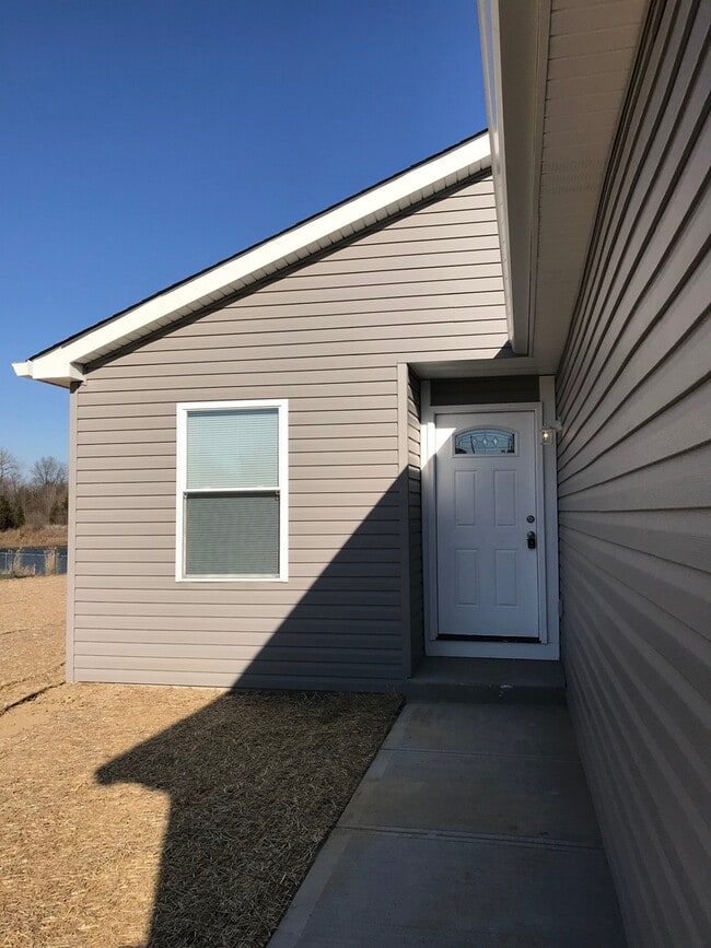 Building Photo - Gorgeous 4-Bedroom Ranch in a Peaceful Cul...