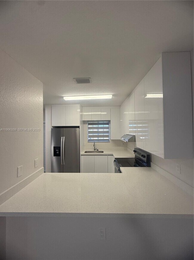 Foto del edificio - 6752 NW 182nd St