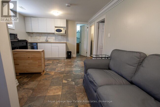 Photo du bâtiment - 8 Acorn Ave