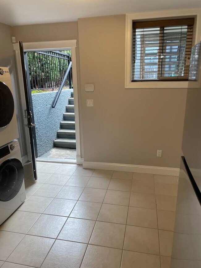 Photo du bâtiment - 3048 E 20th Ave