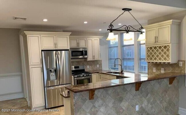 Building Photo - 1000 Main St