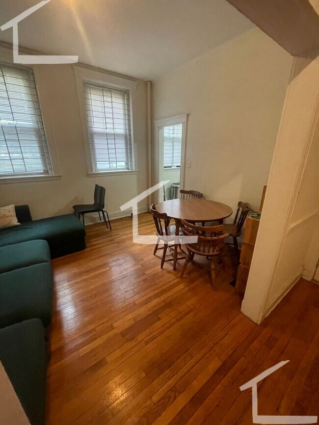 Building Photo - Large 3 bed unit right next to the Green L...