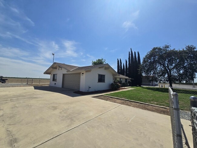Foto del edificio - 3 BR 2 BA country home available now