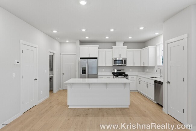 Foto del edificio - *BRAND NEW* Beautiful 3 BD* + 3rd level Loft/Bonus Room* 2.5 BA* Single Family Home Located in Re...