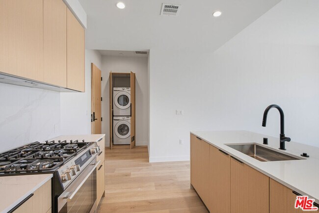 Building Photo - 3555 Overland Ave