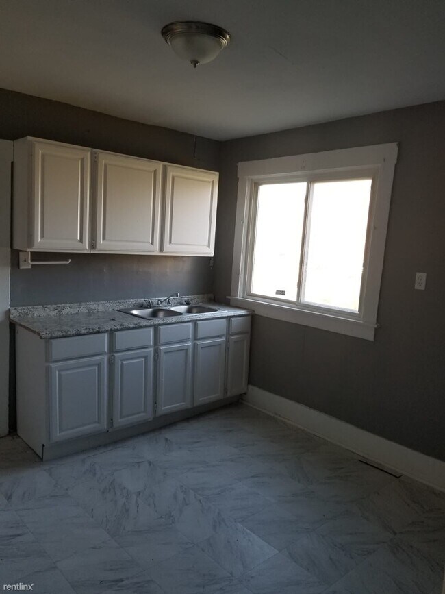 Building Photo - 2 br, 1 bath Duplex - 3777 Elmhurst St